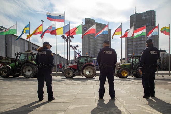 Udeleženci bodo jutri vse od Prekmurja in Primorske do hrvaške in avstrijske meje v zgodnjih dopoldanskih urah z organiziranim avtobusnim prevozom in osebnimi avtomobili krenili na pot proti prestolnici, tisti iz okoliških krajev pa bodo prispeli s traktorji in z njimi pripravili mimohod. FOTO: Voranc Vogel/Delo