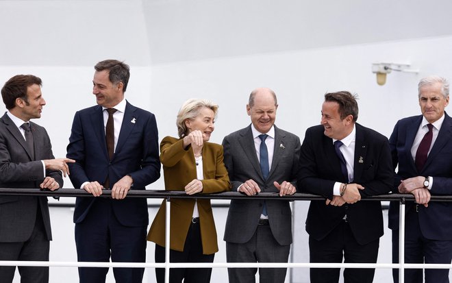 Predsednica evropske komisije Ursula von der Leyen, obkrožena z voditelji Francije, Belgije, Nemčije, Luksemburga in Norveške, med vrhom v Ostendeju. Foto: Kenzo Tribouillard/AFP