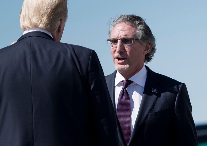 Guverner ameriške zvezne države Severna Dakota Doug Burgum je v ponedeljek podpisal enega najstrožjih zakonov proti splavu v ZDA. FOTO: Brendan Smialowski/AFP