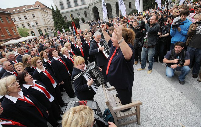 Pia Cah je energična zborovodkinja Tržaškega partizanskega pevskega zbora Pinko Tomažič. FOTO: Jože Suhadolnik/Delo