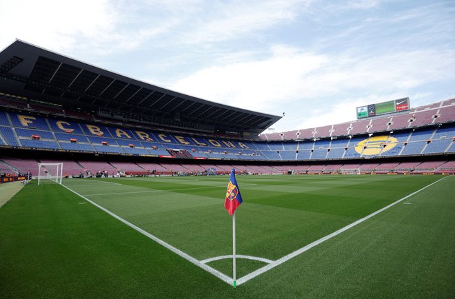 Barcelonin štadion Camp Nou bo doživel temeljito prenovo do junija 2026. FOTO: Albert Gea/Reuters