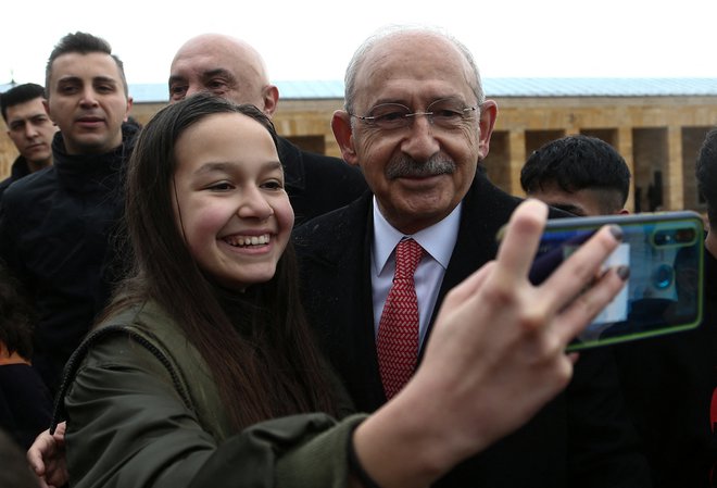 Erdoğanov glavni izzivalec je Kemal Kılıçdaroğlu, sicer predsednik največje opozicijske stranke CHP, s katerim sta po anketah skoraj izenačena. Foto Cagla Gurdogan/Reuters