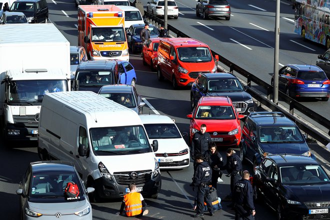 Blokade cest Zadnje generacije v Berlinu so ovirale tudi reševalce. FOTO: Christian Mang/REUTERS