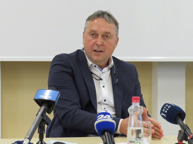 Janko Šteharnik je že v začetku aprila povedal, da predlog za njegov sporazumni odhod ni posledica tragičnega dogodka konec marca, ampak razhajanj med njim in velenjskim županom Petrom Dermolom o razvoju in prihodnosti zdravstva v Velenju.