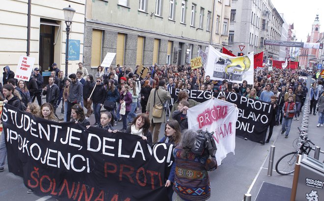 Tudi sodobne generacije študentov izražajo svoje mnenje in zahteve na protestih: na fotografiji protesti študentov v Ljubljani 16. aprila 2014. FOTO: Tomi Lombar