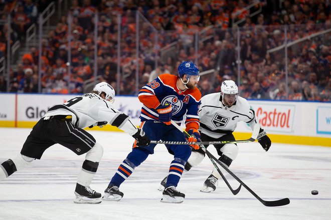 Leon Draisaitl, Adrian Kempe in Anže Kopitar v eni od akcij. FOTO: Codie Mclachlan/AFP