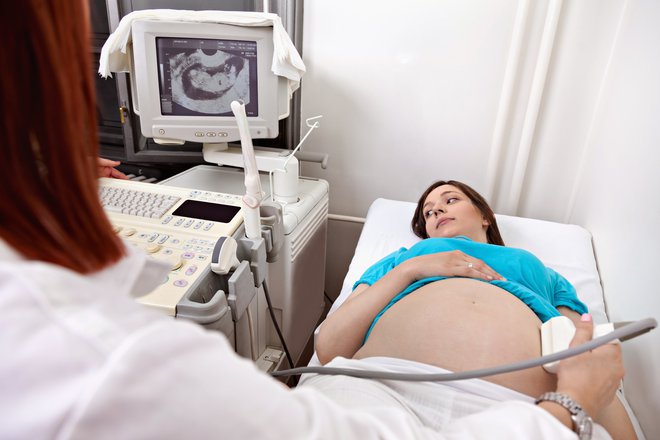 Prva ultrazvočna preiskava se opravi pri prvem pregledu v nosečnosti v obdobju med 8. in 12. tednom nosečnosti. FOTO: Shutterstock 