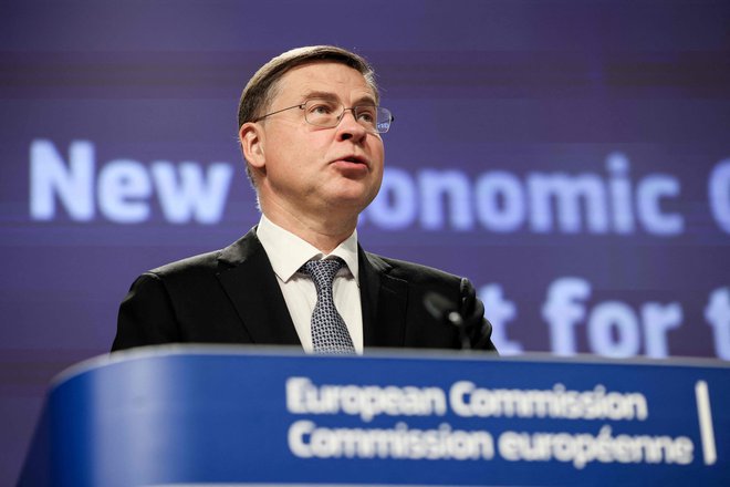 Časi so se spremenili, je ugotavljal izvršni podpredsednik evropske komisije Valdis Dombrovskis. Tako bo tudi pri spoštovanju maastrichtskih pravil več prožnosti. FOTO: Kenzo Tribouillard/AFP