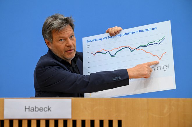 Nemški minister za gospodarstvo in podnebne politike med predstavijo zadnje ekonomskih napovedi za Nemčijo, po katerih bo država letos zabeležila 0,4-odstotno rast BDP. FOTO: Annegret Hilse/REUTERS