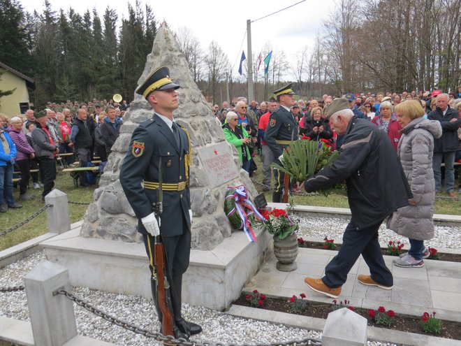 Med polaganjem venca k spomeniku padlim junakom na Nanosu. FOTO: Bojan Rajšek/Delo