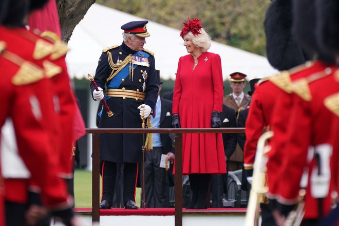 Britanski kralj Karel III. s soprogo Camillo ima tudi v dneh pred kronanjem obveznosti in srečanja. Včeraj je bila slovesnost med drugim za pripadnike kraljeve mornarice v Buckinghamski palači. FOTO: Yui Mok/ AFP