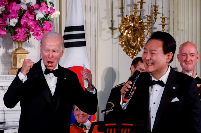 Joe Biden se je opravičil, da ne bo pel American Pie z Jun Sok Jolom, saj še komajda govori, kar je bila za ­privržence seveda šala. Foto Evelyn Hockstein/Reuters