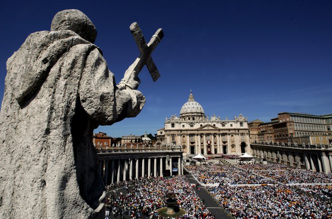 Glavna tema romana 4000 je klerikalizem, ki je v zahodni kulturi najbolj izprijena oblika oblasti in delovanja družbe, saj vedno zatira vse oblike svobode v imenu boga. FOTO: Alessandro Bianchi/Reuters