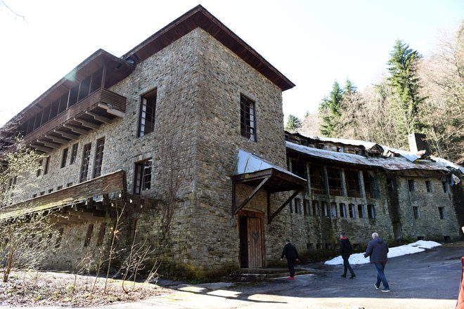 Nekoč razkošna vila je danes zapuščena in propada. FOTO: Robert Fajt/CROPIX