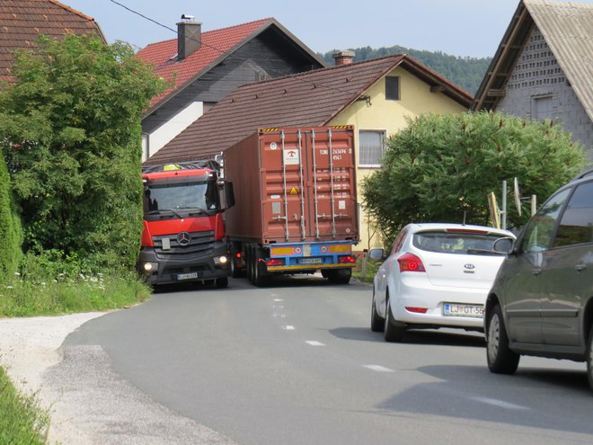 Varno srečevanje tovornih vozil med hišami je za voznike pravi podvig. FOTO: Bojan Rajšek/Delo