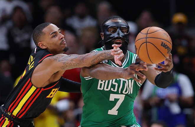 Jaylen Brown (desno) je bil Bostonov najboljši strelec v Atlanti za četrto zmago v dvoboju prvega kroga končnice lige NBA. FOTO: Kevin C. Cox/AFP