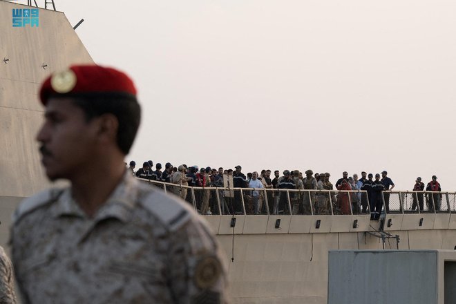 Tuje države so prizadevanja za umik svojih državljanov okrepila v torek, ko je začelo veljati premirje. FOTO: Saudi Press Agency via Reuters