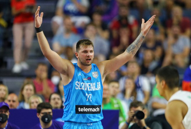 Slovenska košarkarska reprezentanca bo letos igrala na mundialu na Japonskem, čez štiri leta pa bodo Luka Dončić in reprezentanti drugi lahko navduševali v Katarju. FOTO: Thilo Schmuelgen/Reuters