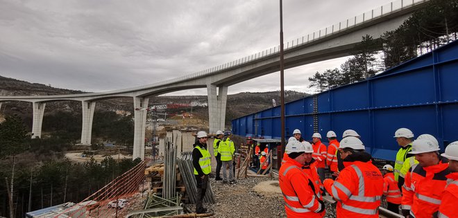 Tako so na stebre viadukta Gabrovica začeli potiskati 32 metrov dolg betonski del preklade. FOTO: Boris Šuligoj