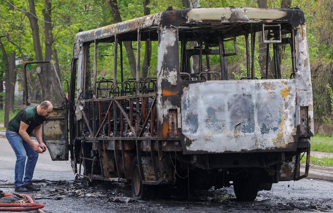 V Donecku je sedem oseb umrlo v zbombardiranem avtobusu. FOTO: Alexander Ermochenko/Reuters