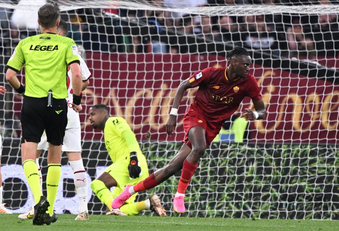 Romin napadalec Tammy Abraham je v sodniškem dodatku dvignil na noge navijače na olimpijskem štadionu, a je bil njegov gol premalo za Romino slavje proti prvaku in polfinalistu lige prvakov Milanu. FOTO: Alberto Lingria/Reuters