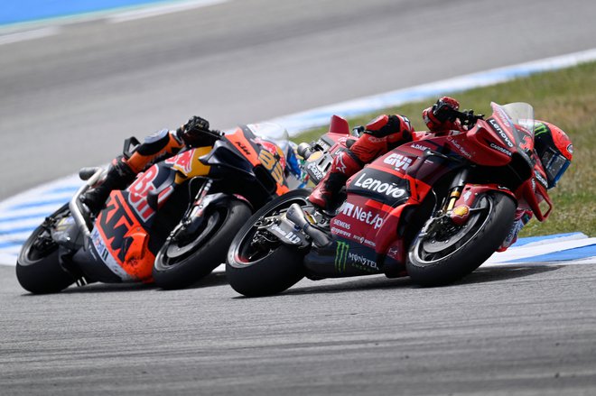 Francesco Bagnaia (desno) na poti do zmage v Jerezu pred Bradom Binderjem (levo) FOTO: Jorge Guerrero/AFP