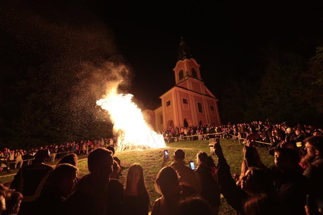 Ljubljanski Rožnik je bilo ponovno prizorišče najbolj množičnega kresovanja pred 1. majem. FOTO: Črt Piksi/Delo