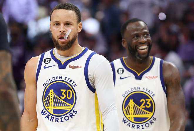 Stephen Curry in Draymond Green po pomembni zmagi Golden Stata. FOTO: Ezra Shaw/AFP