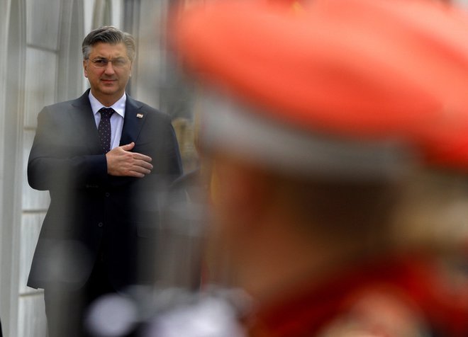 Hrvaški premier Andrej Plenković pravi, da višanje plač ni del predvolilne kampanje ampak kontinuirano delo. FOTO: Reuters