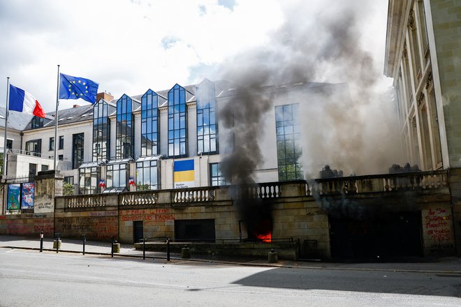 V "Hotel du Departement de Loire-Atlantique" v Nantesu se je tudi pokadilo. FOTO: Stephane Mahe/Reuters