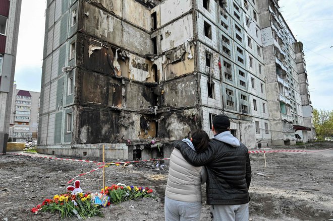 Ruski napadi so v zadnjih dneh terjali več smrtnih žrtev, zlasti v mestu Uman, kjer naj bi bilo v petek ubitih več kot 20 ljudi. FOTO: Genya Savilov/AFP