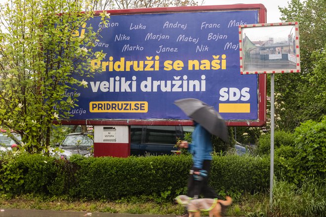 SDS skrbno neguje in nagovarja volilno telo, tokrat stranko promovira v premišljeni marketinški akciji s pozdravom novim članom. FOTO: Črt Piksi