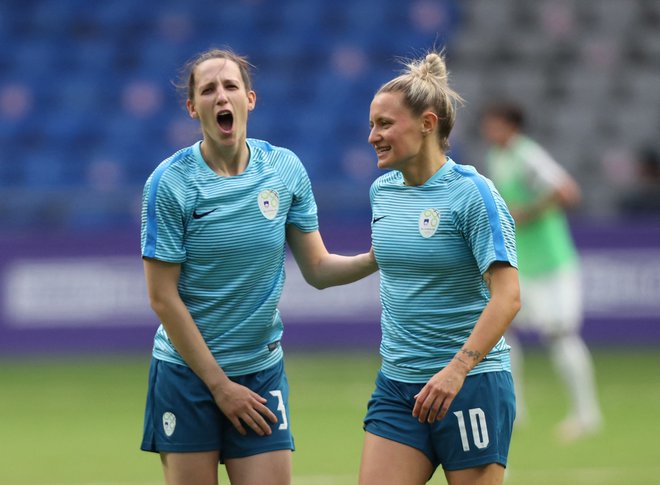 Sara Agrež and Dominika Čonč. FOTO: Pavel Mikheyev/Reuters