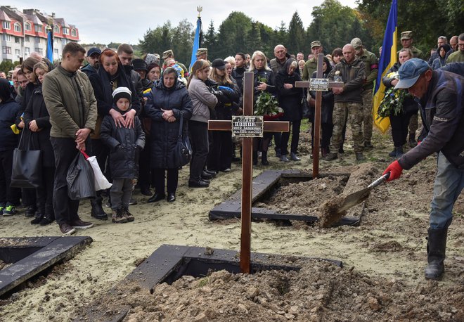 Edini gotov izid vsake vojne so mrtvi in trpljenje. FOTO: Stringer Reuters