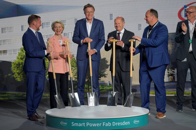 Tako so saški premier Michael Kretschmer, predsednica Evropske komisije Ursula von der Leyen, glavni izvršni direktor Infineona Jochen Hanebeck, nemški kancler Olaf Scholz in župan Dresdna Dirk Hilbert slovesno zasadili prvo lopato pri gradnji novega proizvodnega obrata polprevodnikov v Dresdnu. FOTO: Matthias Rietschel/Reuters