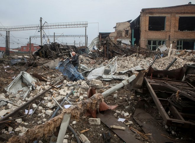 Tudi ruske sile so raketirale železniško infrastrukturo v Ukrajini. FOTO: Vyacheslav Madiyevskyy/Reuters