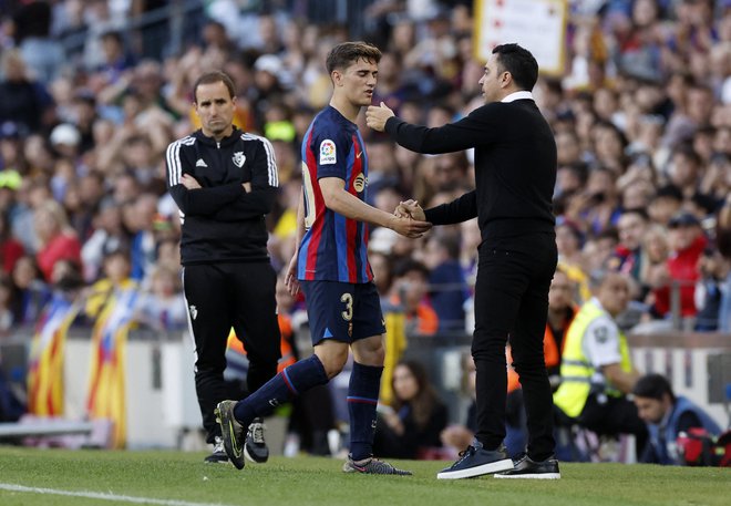 Trener Barcelone Xavi je moral tolažiti poškodovanega Gavija. FOTO: Albert Gea/Reuters