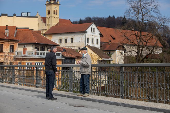 Številni starejši, ki so doma, ne potrebujejo samo konkretne pomoči, ampak tudi pogovor. FOTO: Voranc Vogel/Delo