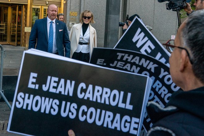 E. Jean Carroll je novembra lani vložila tožbo proti Trumpu zaradi napada po lani sprejetem zakonu, ki žrtvam spolnih napadov omogoča vlaganje civilnih tožb tudi po izteku zastaralnega roka. FOTO: David Dee Delgado/Reuters