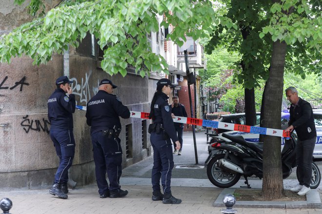 Učence so evakuirali, policija pa je območje zaprla za javnost. FOTO: Djordje Kojadinovic/Reuters