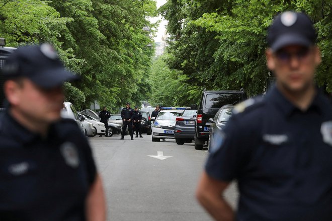 Kot so sporočili z notranjega ministrstva, je strelec učenec sedmega razreda na Osnovni šoli Vladislava Ribnikarja, v katero je vstopil danes okoli 8.40 in je, kot sumijo, iz očetove pištole izstrelil več nabojev proti učencem in varnostniku te šole. FOTO: Djordje Kojadinovic/Reuters