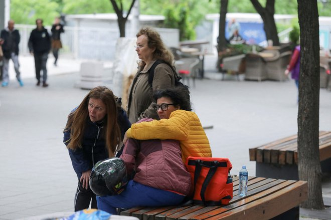 Ljudje so ob tragediji močno pretreseni. FOTO: Djordje Kojadinovic/Reuters