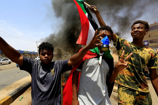 Zaradi spopadov se v Sudanu zaostrujejo humanitarne razmere.  FOTO: Mohamed Nureldin Abdallah/Reuters