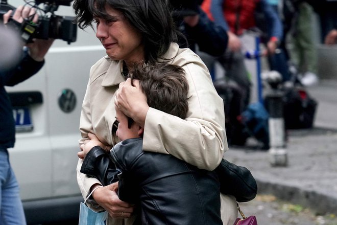 Tragedija v šoli v Beogradu je priložnost, da se kot družba trezno pogovorimo, kaj smo storili in kaj še moramo storiti, da do česa podobnega ne pride tudi pri nas. Foto Oliver Bunic Afp