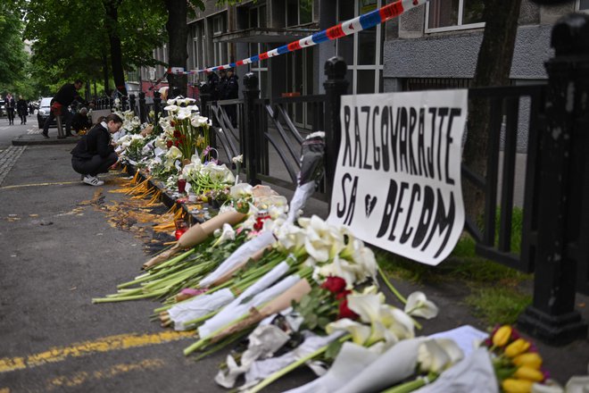 V državi so od petka razglasili tridnevno žalovanje, v beograjskih šolah pa so danes pouk začeli z minuto molka. FOTO: Andrej Isakovic/AFP