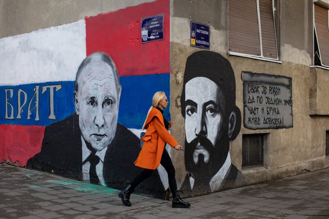 Obličje Vladimirja Putina na podlagi iz ruske in srbske zastave si lahko ogledajo otroci na ulici, kjer se nahaja šola, ki je postala prizorišče zadnje tragedije. Foto: Voranc Vogel