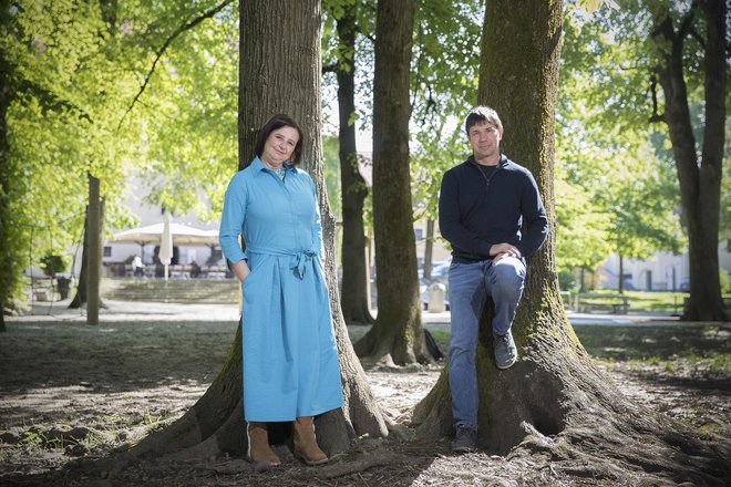 Filozofija, ki jo promovira roman, je univerzalna in temelji na različnih tradicijah, ekološka problematika pa je skupen problem vsega sveta, pravita Nina Kokelj in Jernej Sever. FOTO: Leon Vidic