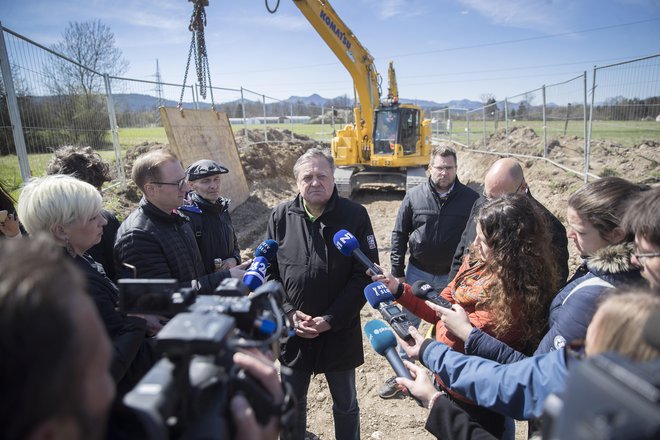 Verjamem, da bi ob ustreznem in pravočasnem posredovanju vseh relevantnih varnostno-tehničnih podatkov projekt lahko že od samega začetka potekal drugače in brez sedanjih težav. (Na fotografiji župan Zoran Janković o izgradnji kanalizacijskega kanala C0 blizu Nemške ceste 4. aprila 2023.) FOTO: Leon Vidic/Delo