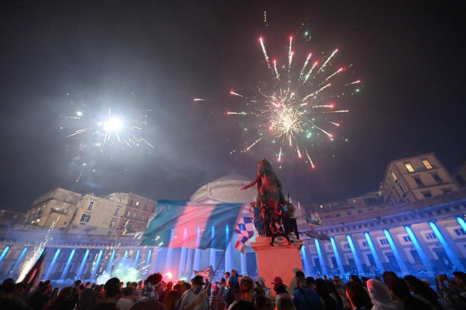 Takole so proslavljali naslov prvaka na neapeljskem Trgu plebiscita. FOTO: Alberto Pizzoli/AFP