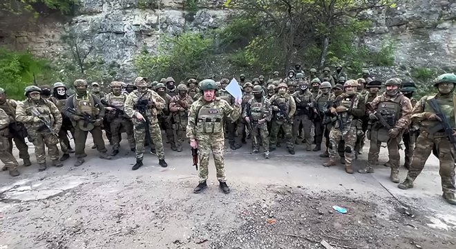 Jevgenij Prigožin je s pripadniki ruske paravojaške skupine Wagner z umikom iz Bahmuta zagrozil v videu, objavljenem na telegramu. FOTO: Telegram @concordgroup_official/AFP